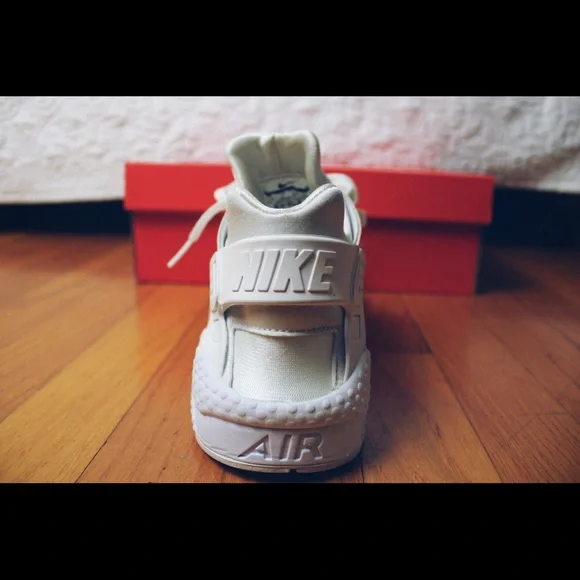 🔴SOLD🔴Nike Air Huarache White size 8 men/size 9.5 women - Picture 2 of 2